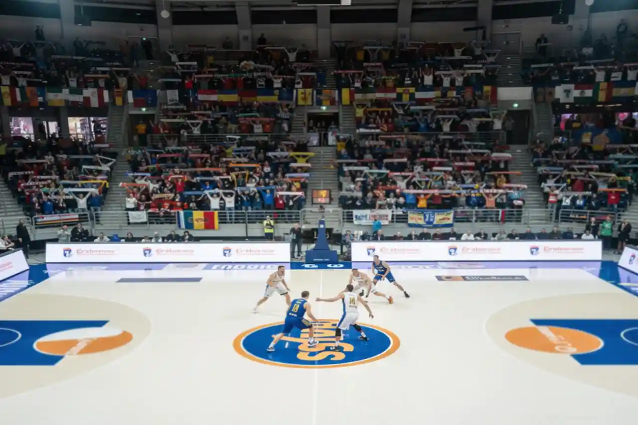 Arena di basket europea durante una partita di Eurolega con tifosi sugli spalti
